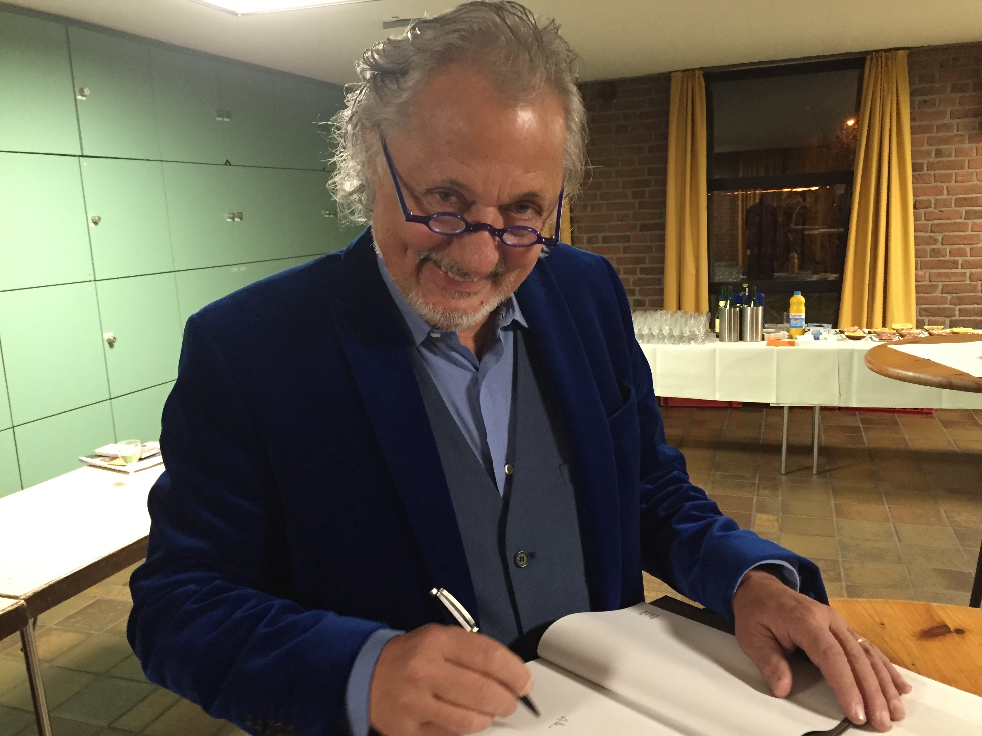 Konrad Beikircher signiert